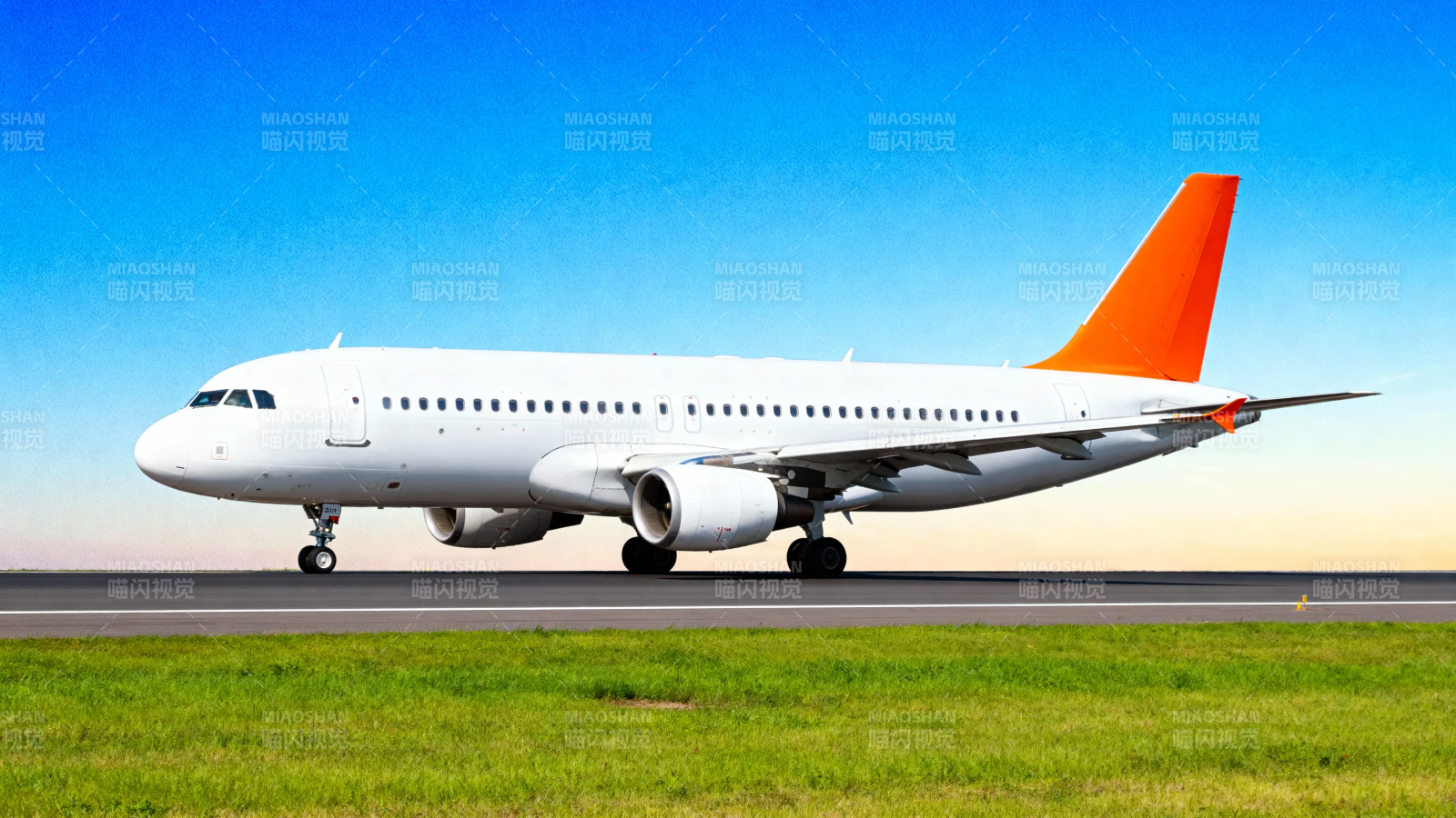 橙尾客机跑道待飞图片