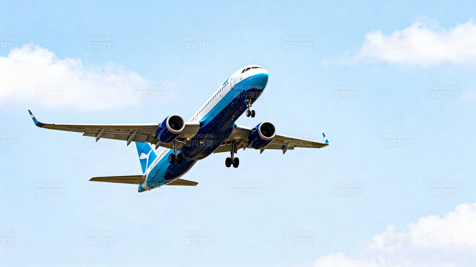 蓝白客机蓝天起飞图片