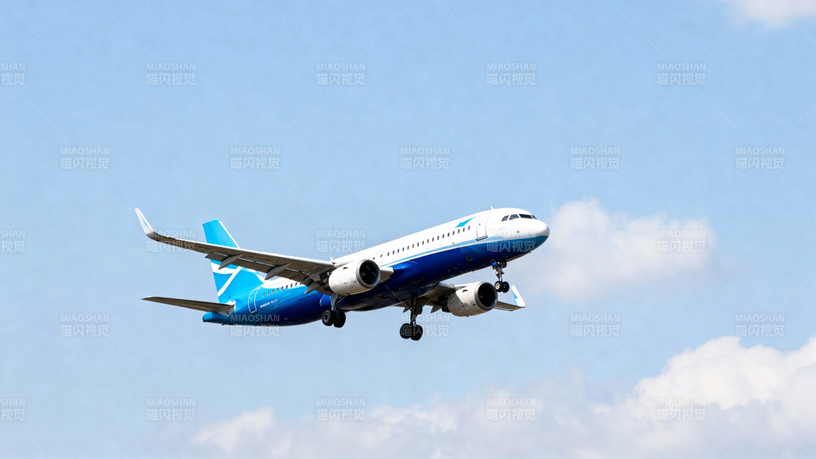 蓝白客机蓝天起飞图片