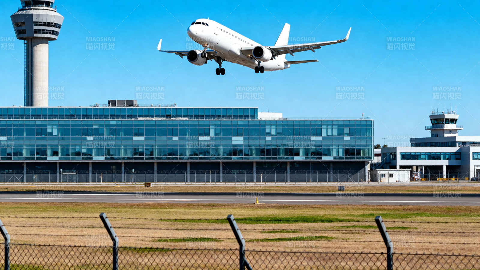 飞机降落 机场塔台清晰可见图片