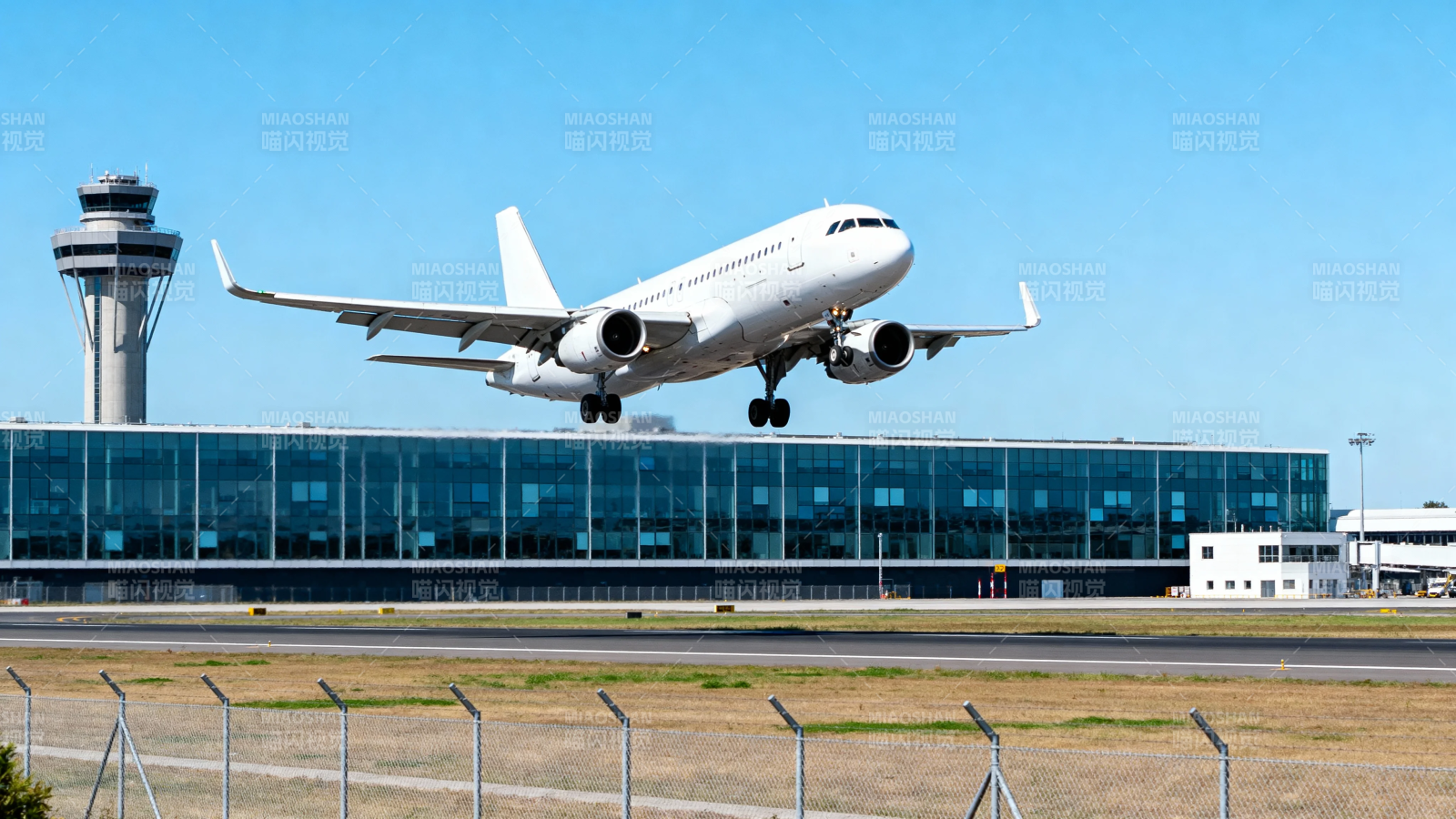 客机起飞 机场塔台清晰可见图片