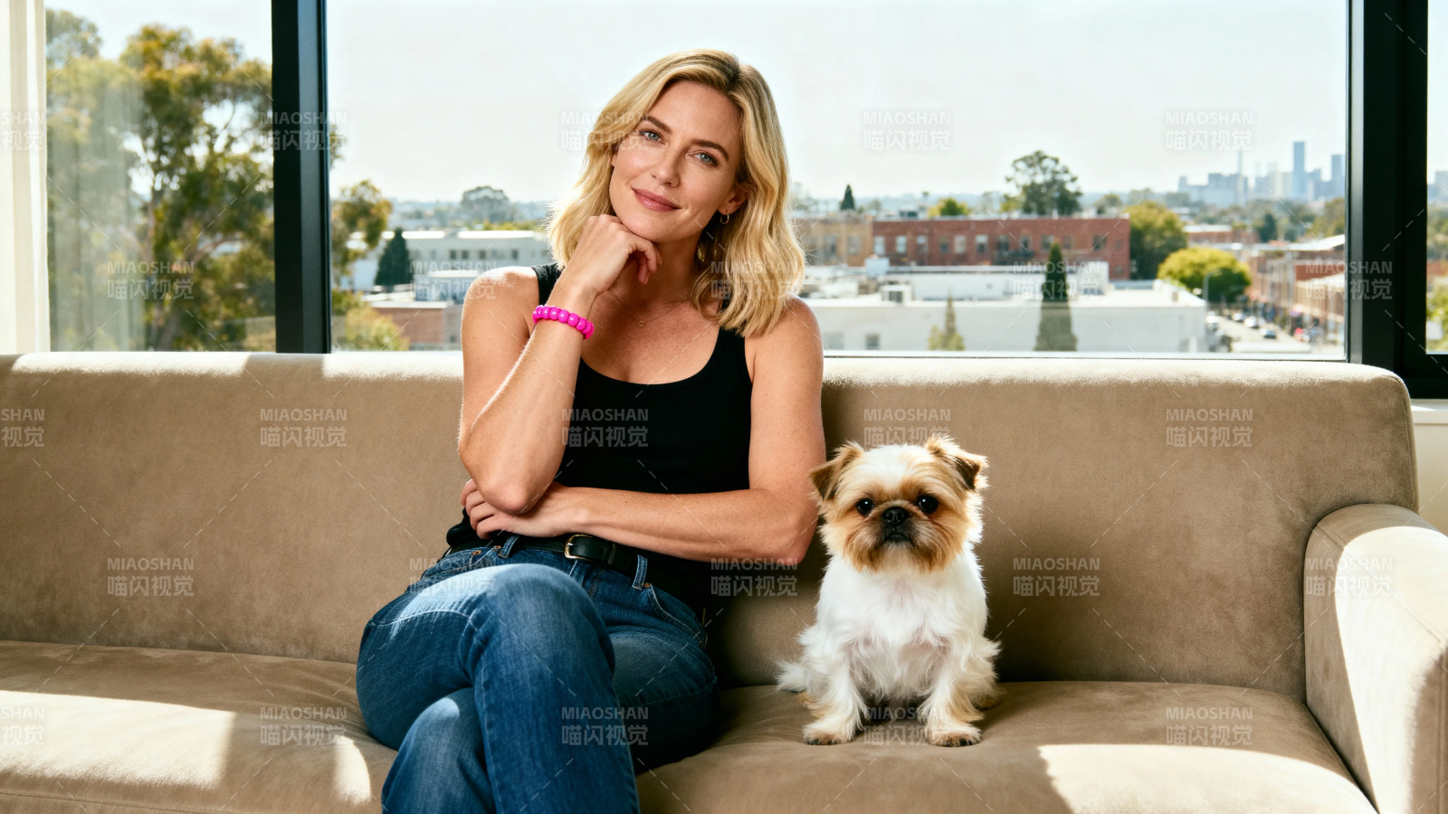 女子与狗坐沙发 窗外城市景图片