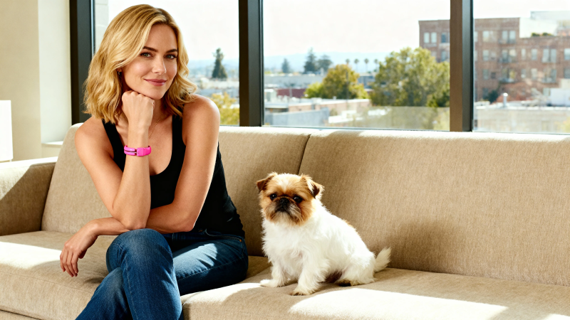 女子与小狗沙发闲坐图片