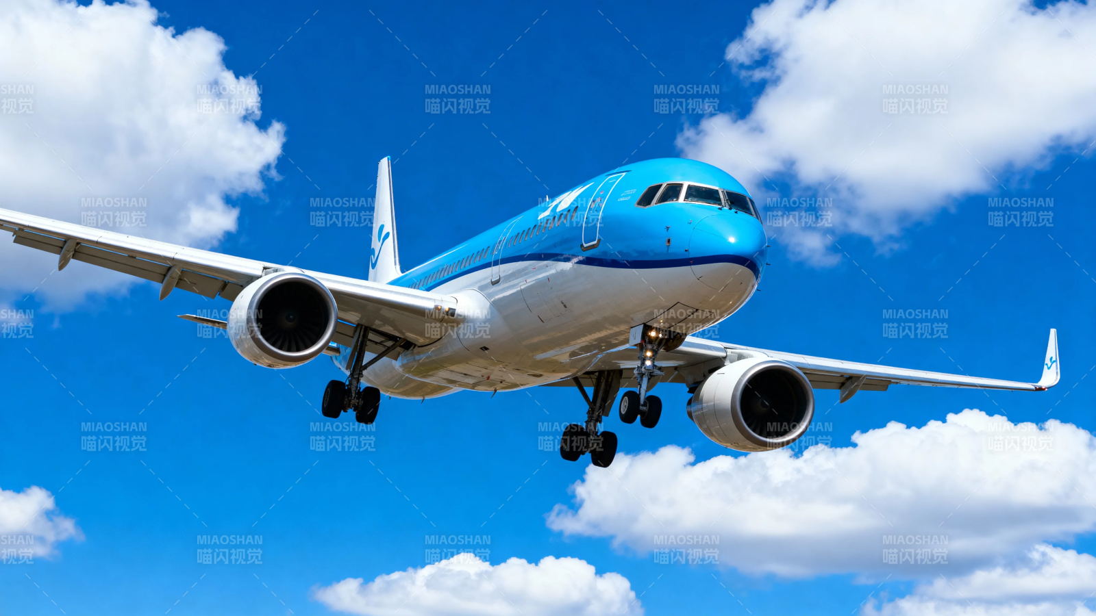 蓝天客机翱翔云间图片