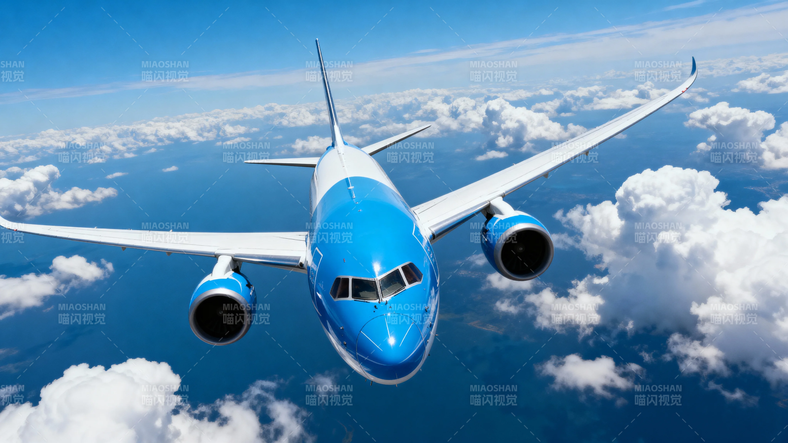 蓝天云海间 客机翱翔中图片