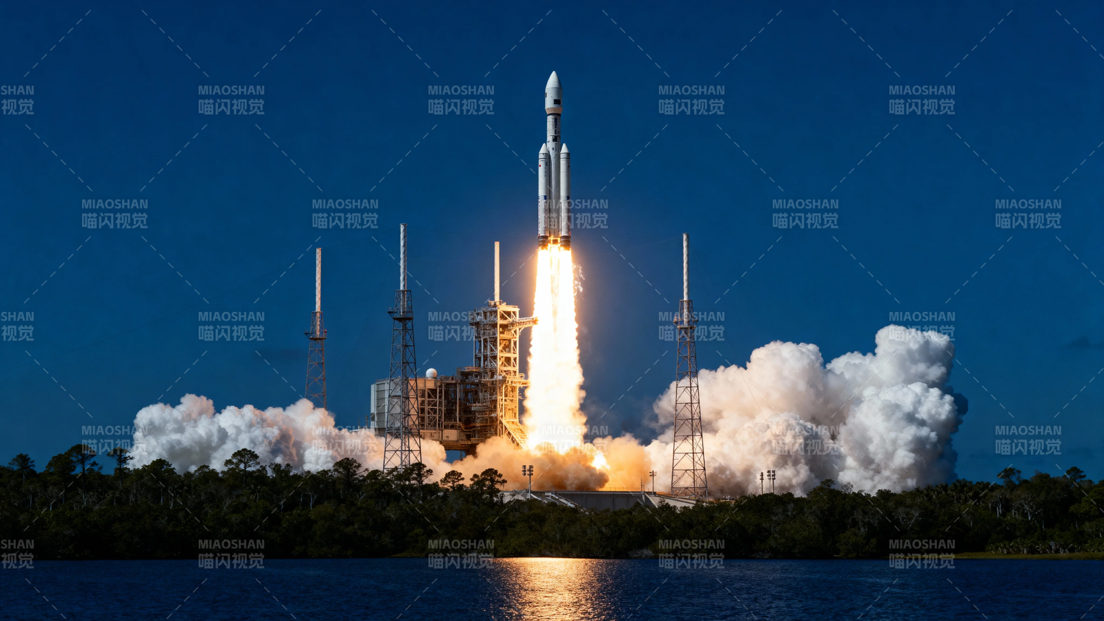 火箭升空 烈焰划破夜空图片