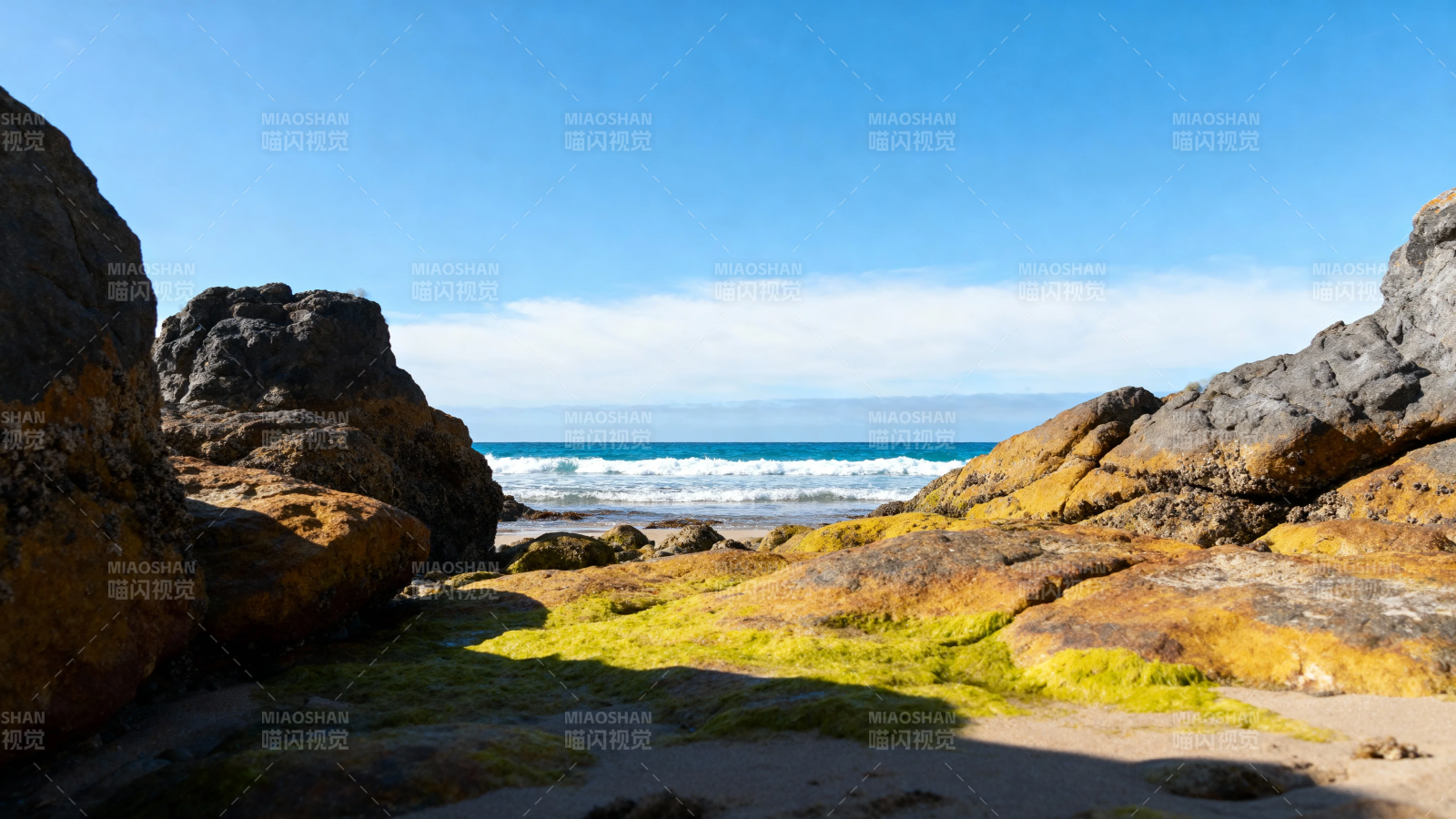 岩间窥海 碧浪蓝天图片