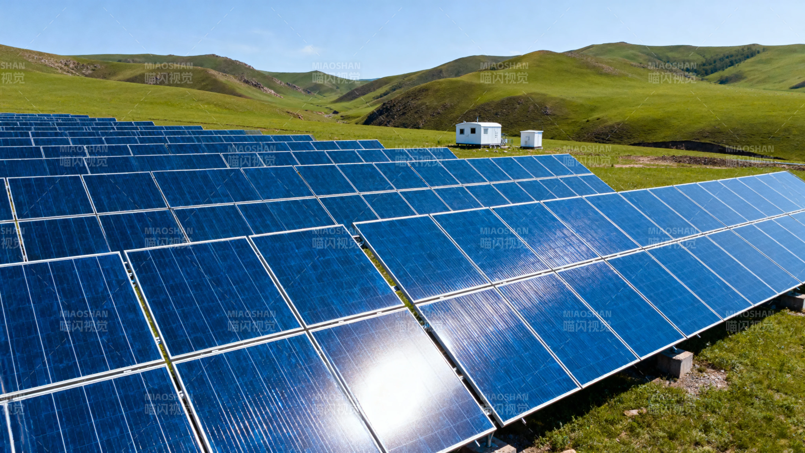 草原上的蓝色光伏矩阵图片