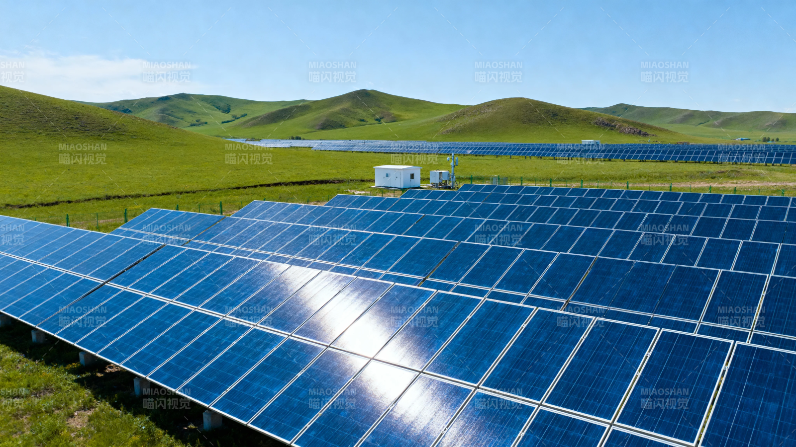 草原上的太阳能电站图片