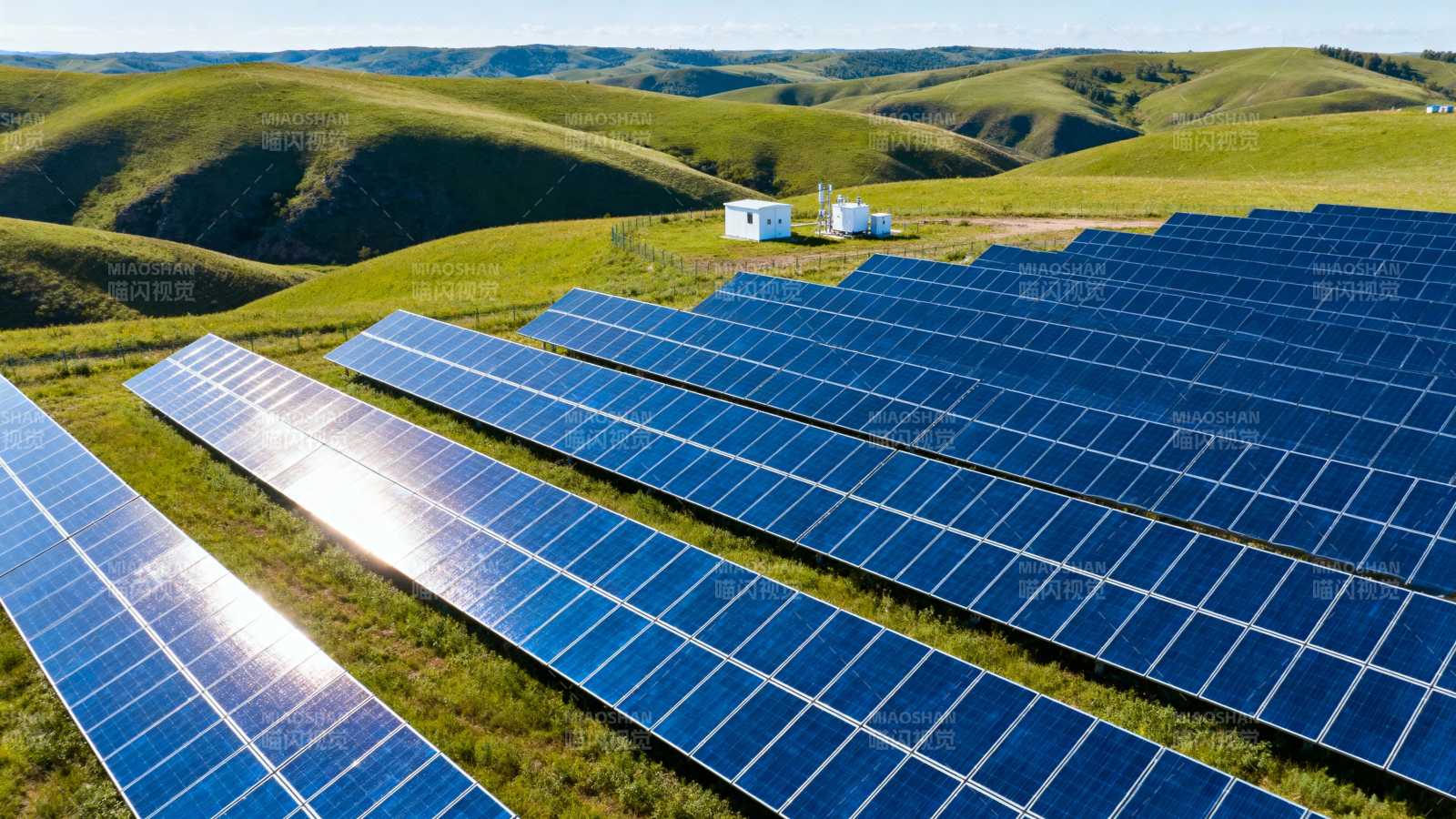 草原上的太阳能电站图片