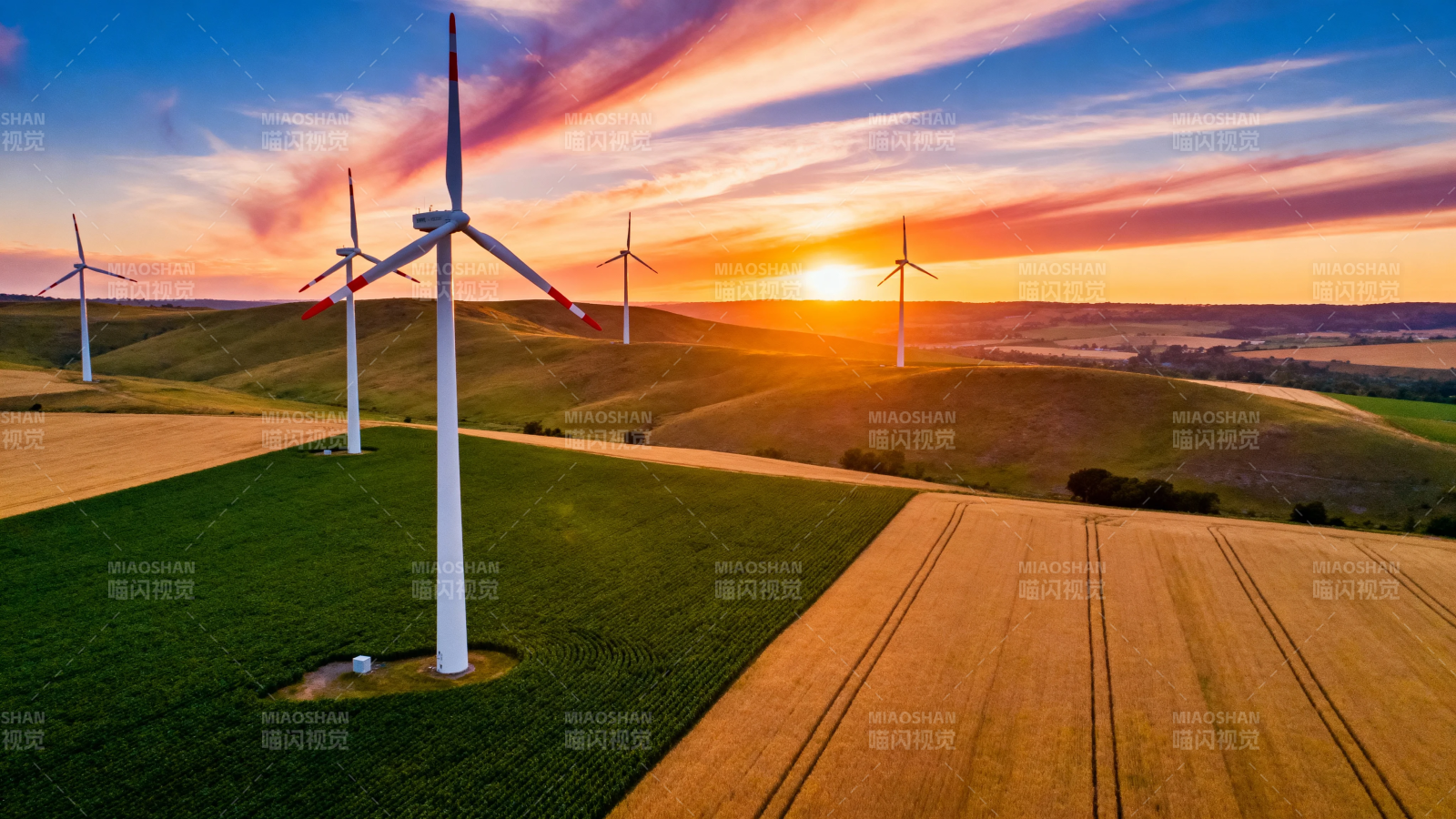 风车田野 夕阳如金画图片