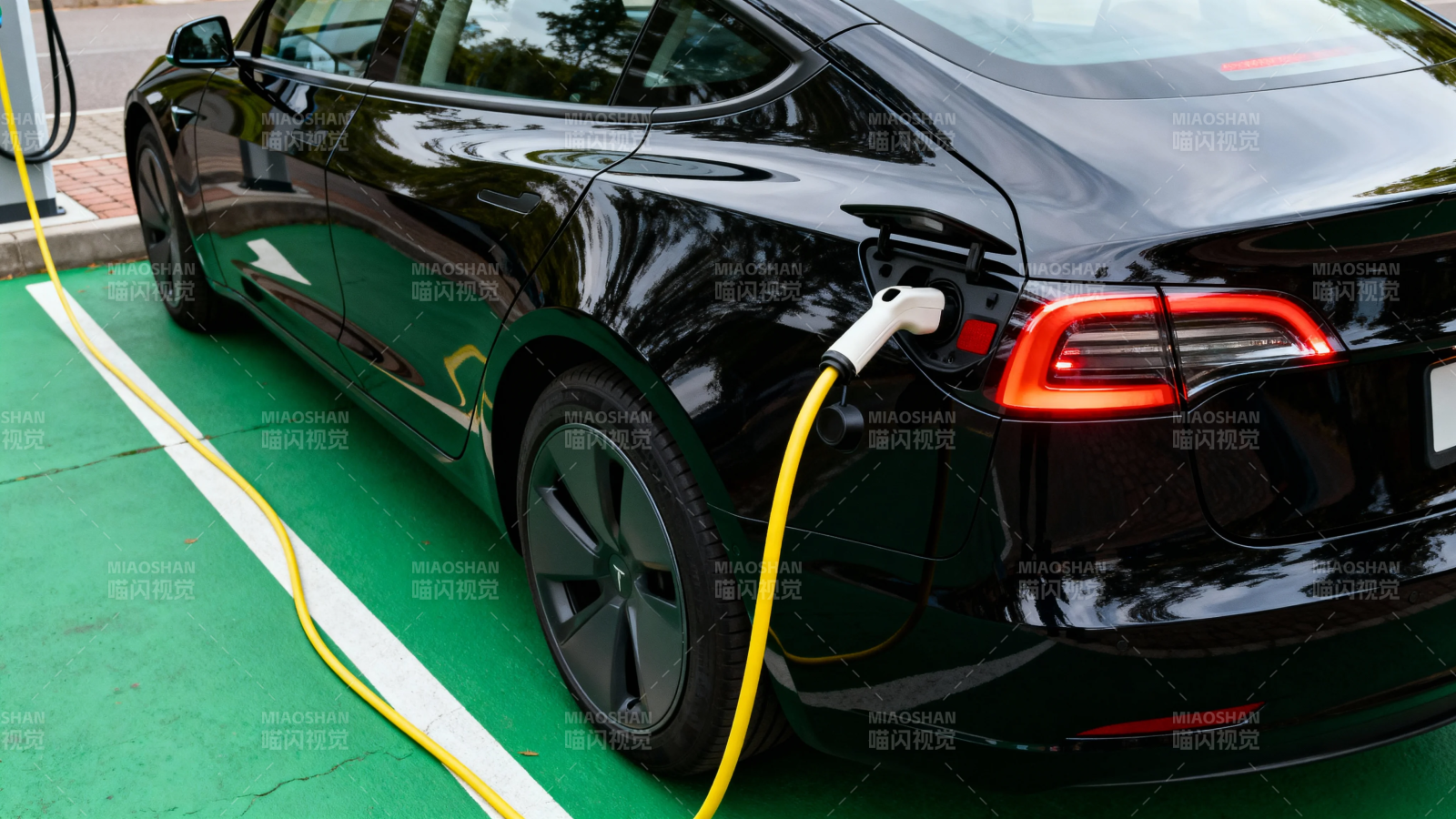 黑特斯拉充电中图片