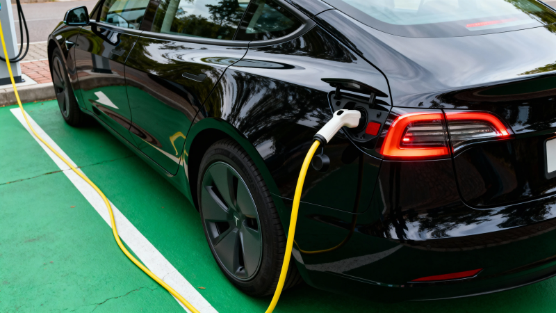 黑特斯拉充电中图片