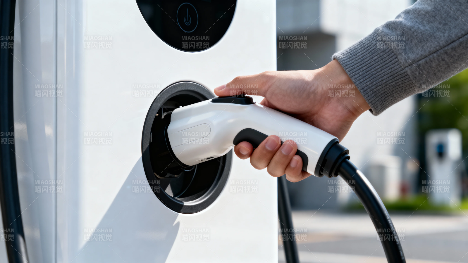 电动车充电中图片