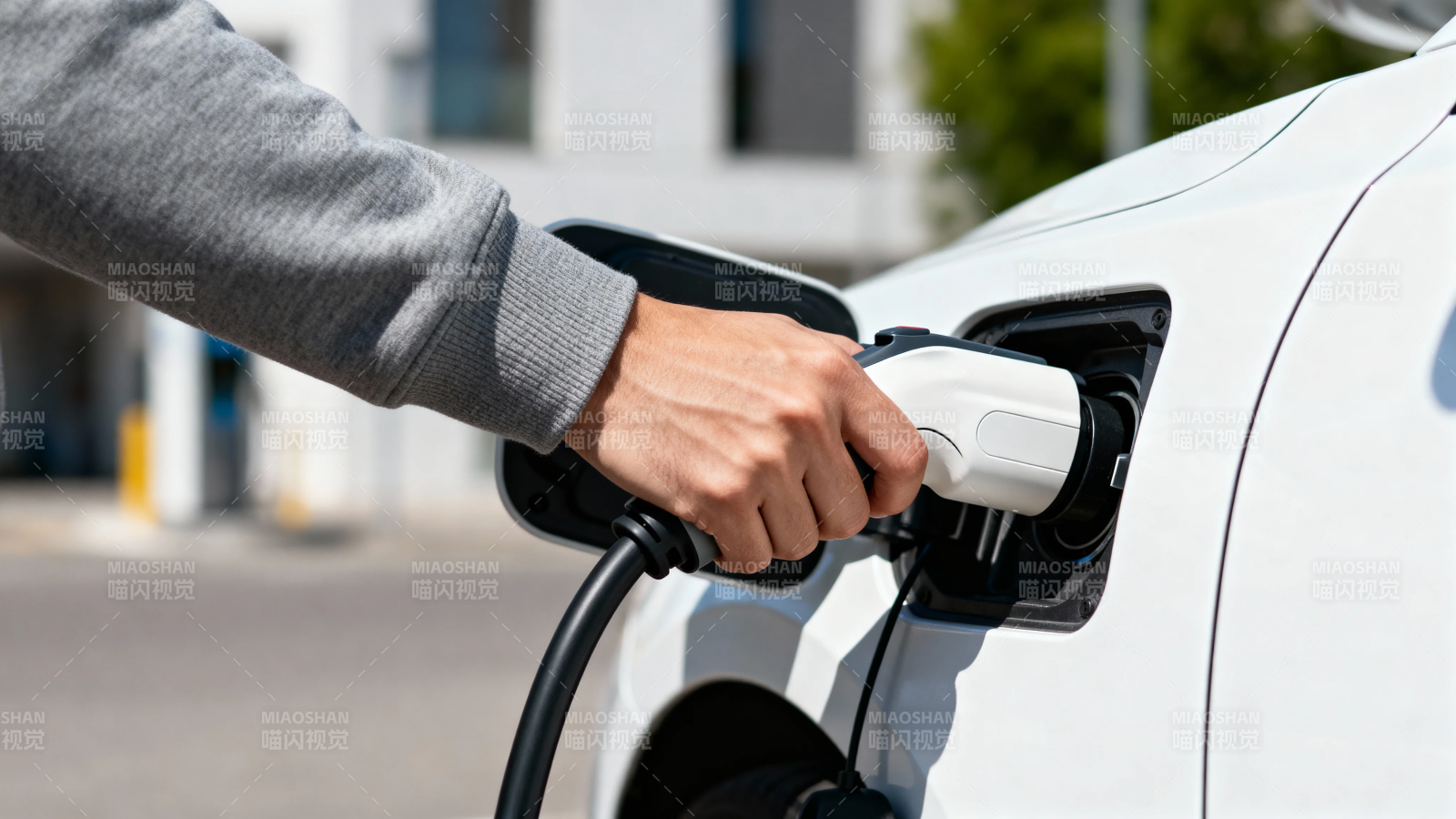 电动车充电中图片