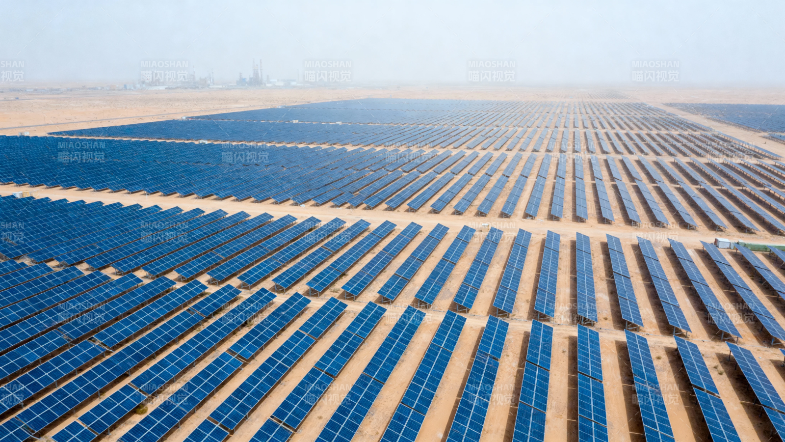 沙漠中的太阳能电站图片