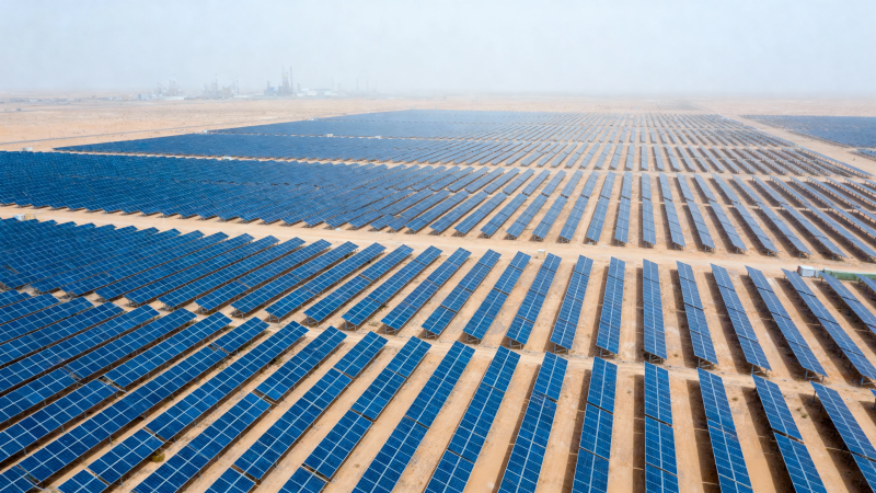 沙漠中的太阳能电站图片