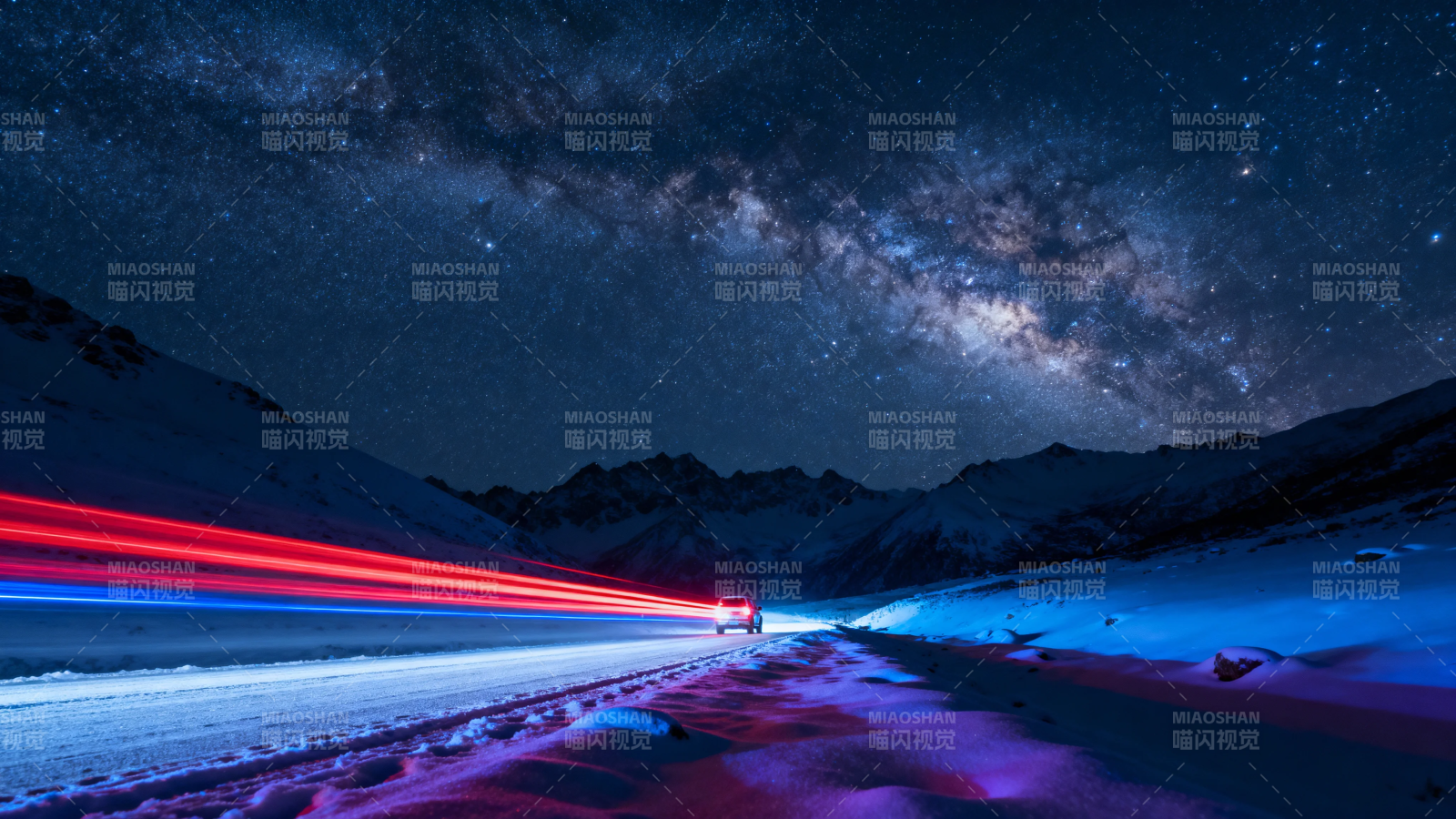 星河下的雪夜车轨图片