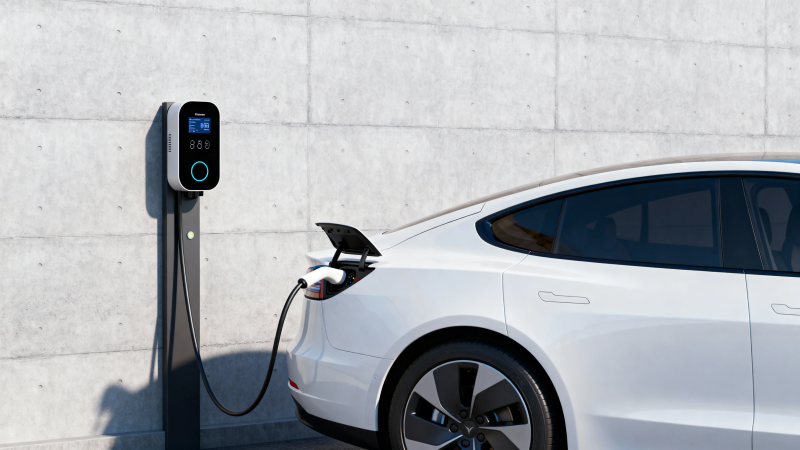 白色电车充电中图片