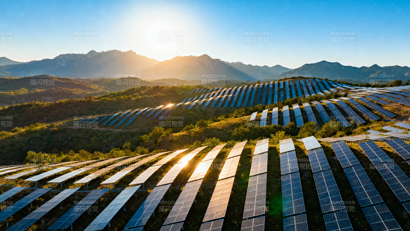 山间光伏 夕阳映绿能图片