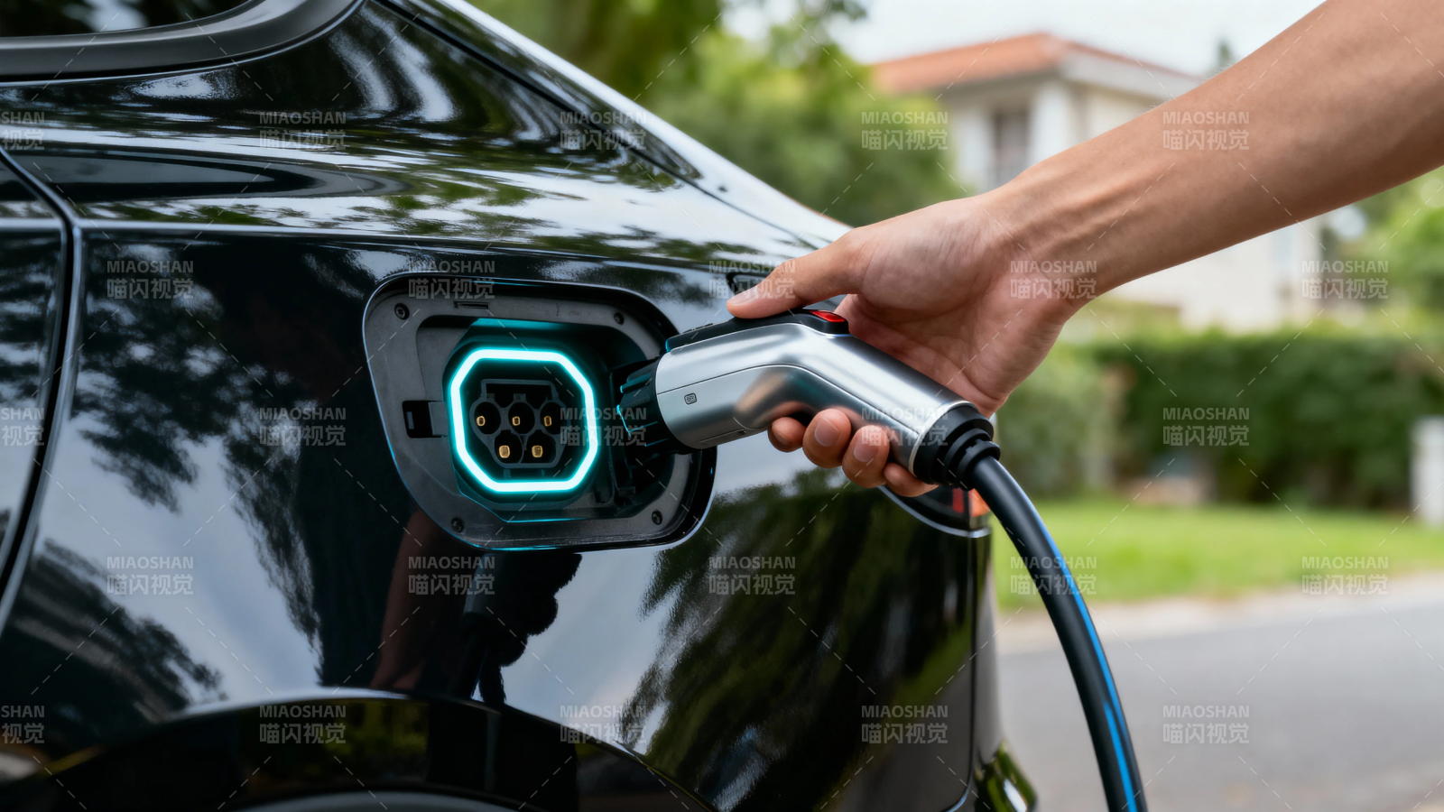 电动车充电中 手插枪头图片