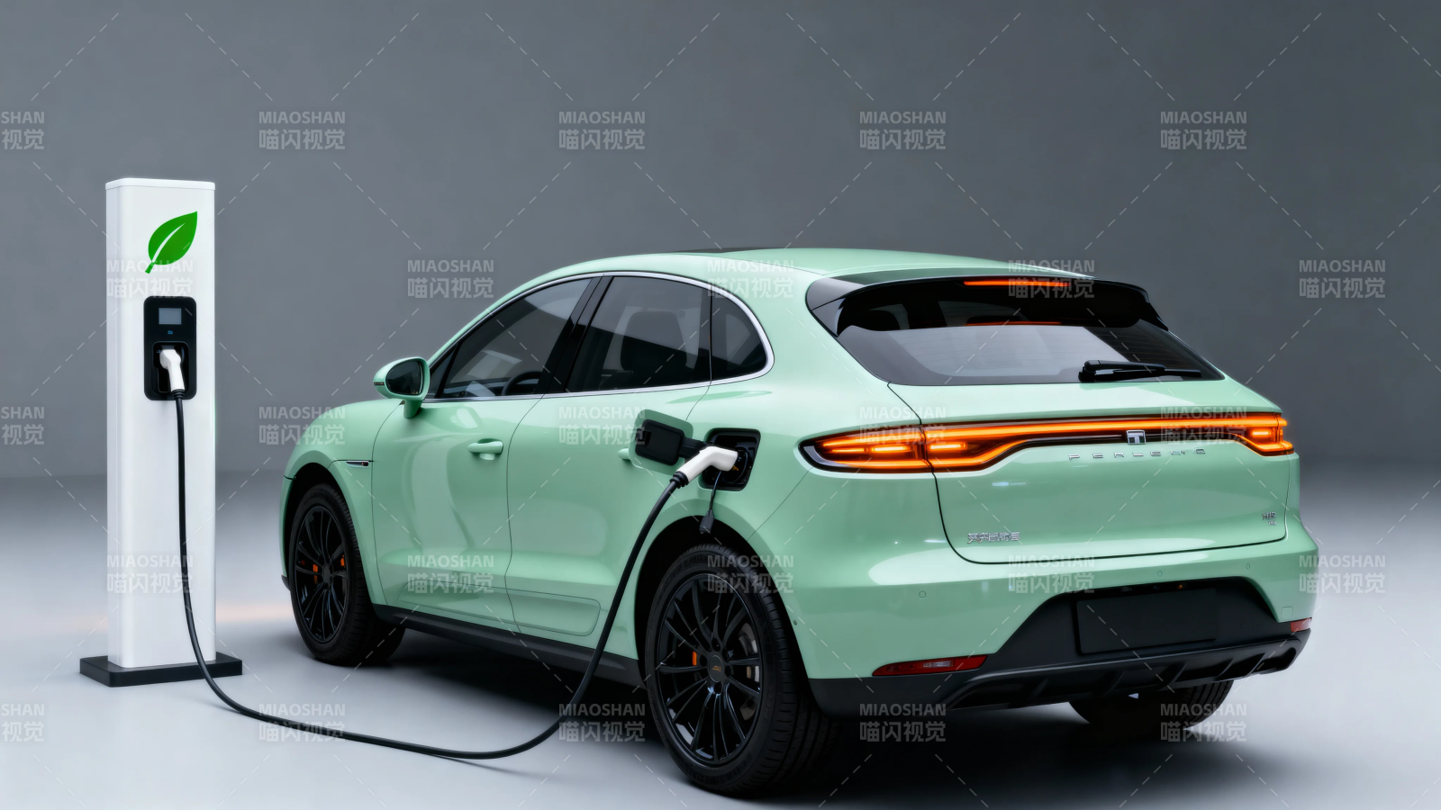 绿车充电中 环保出行新选择图片