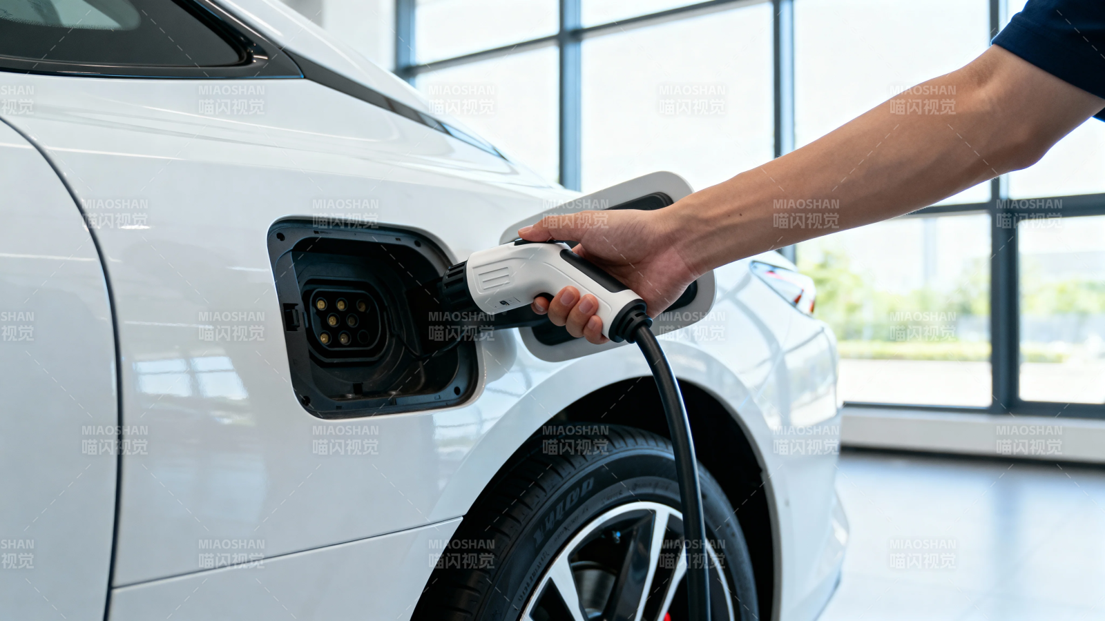 电动车充电中图片