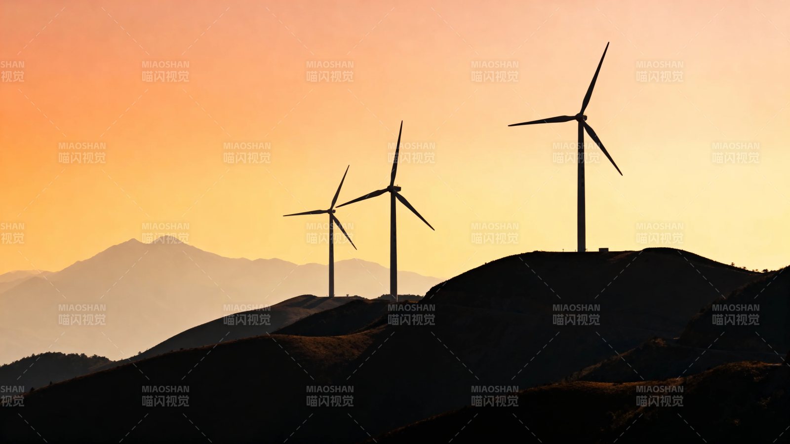 风车剪影映晚霞图片