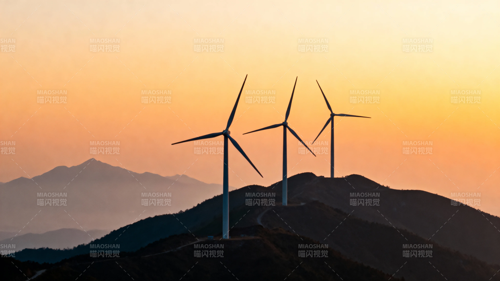 山巅风车映晚霞图片