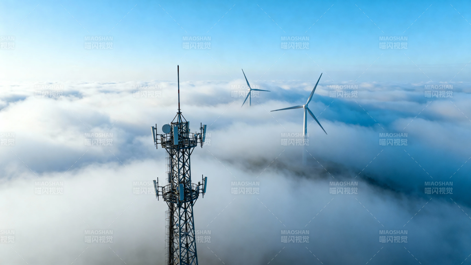 云海之上 信号塔与风车共舞图片