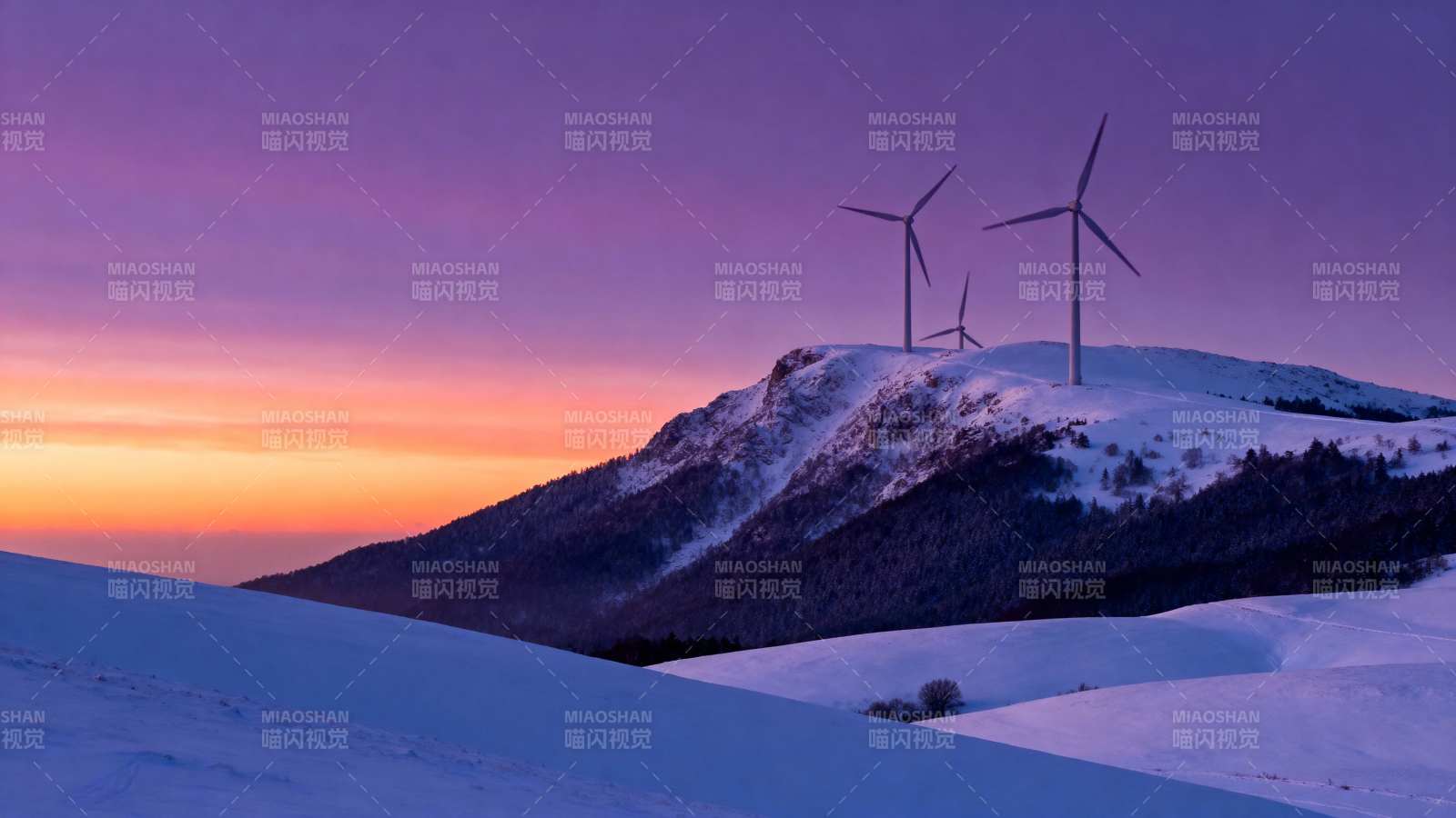 雪山顶上风机迎晚霞图片