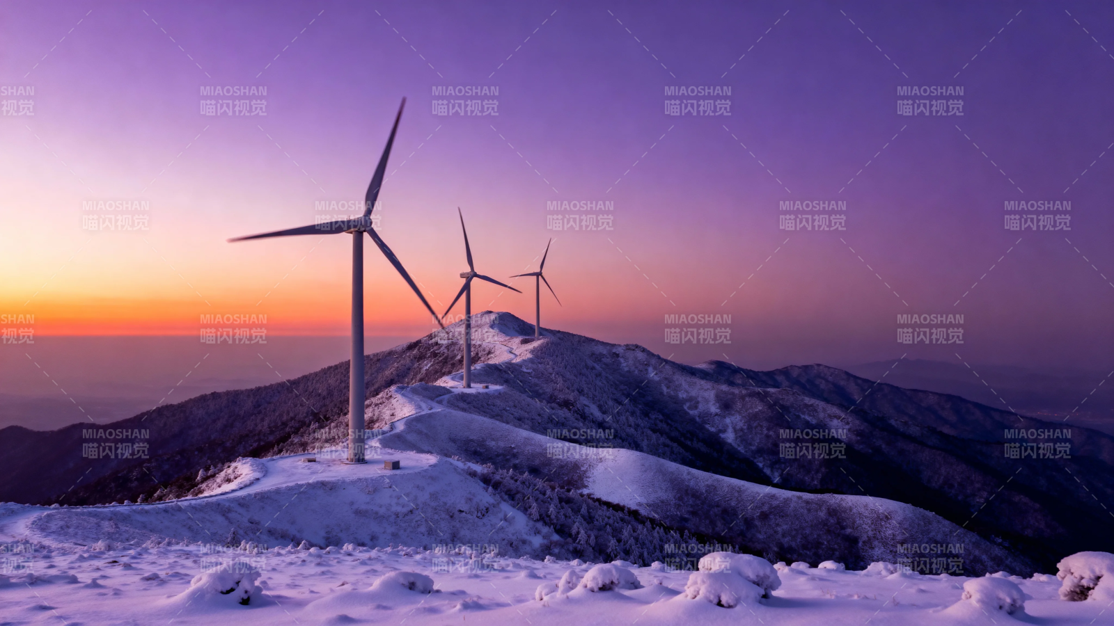 雪山风车映紫霞图片