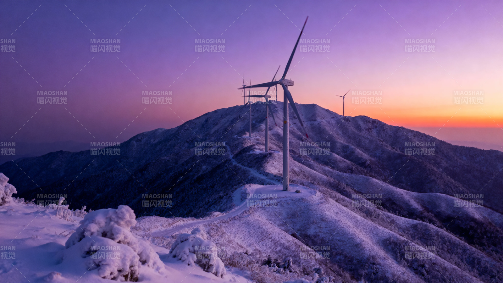 雪山风车映晚霞图片