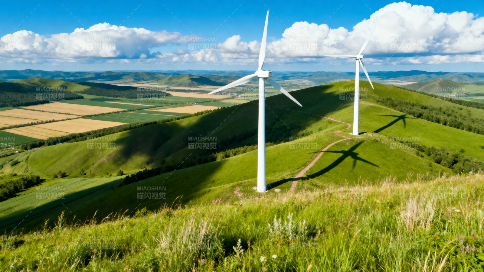 青山风车映蓝天图片