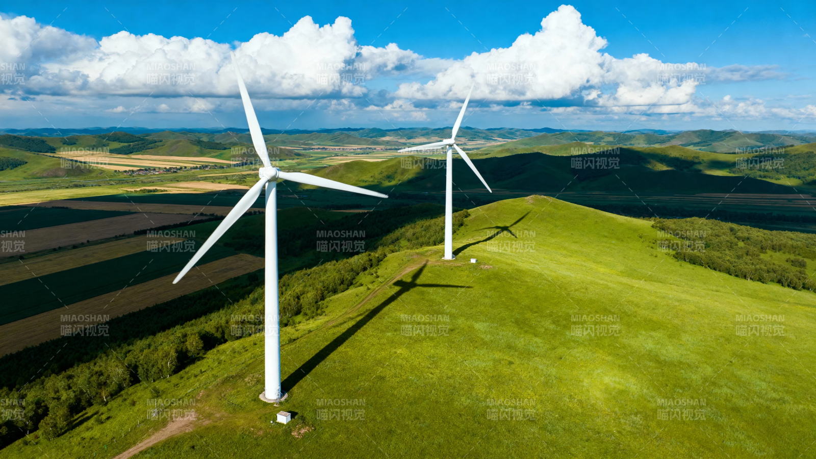 绿野风车映蓝天图片