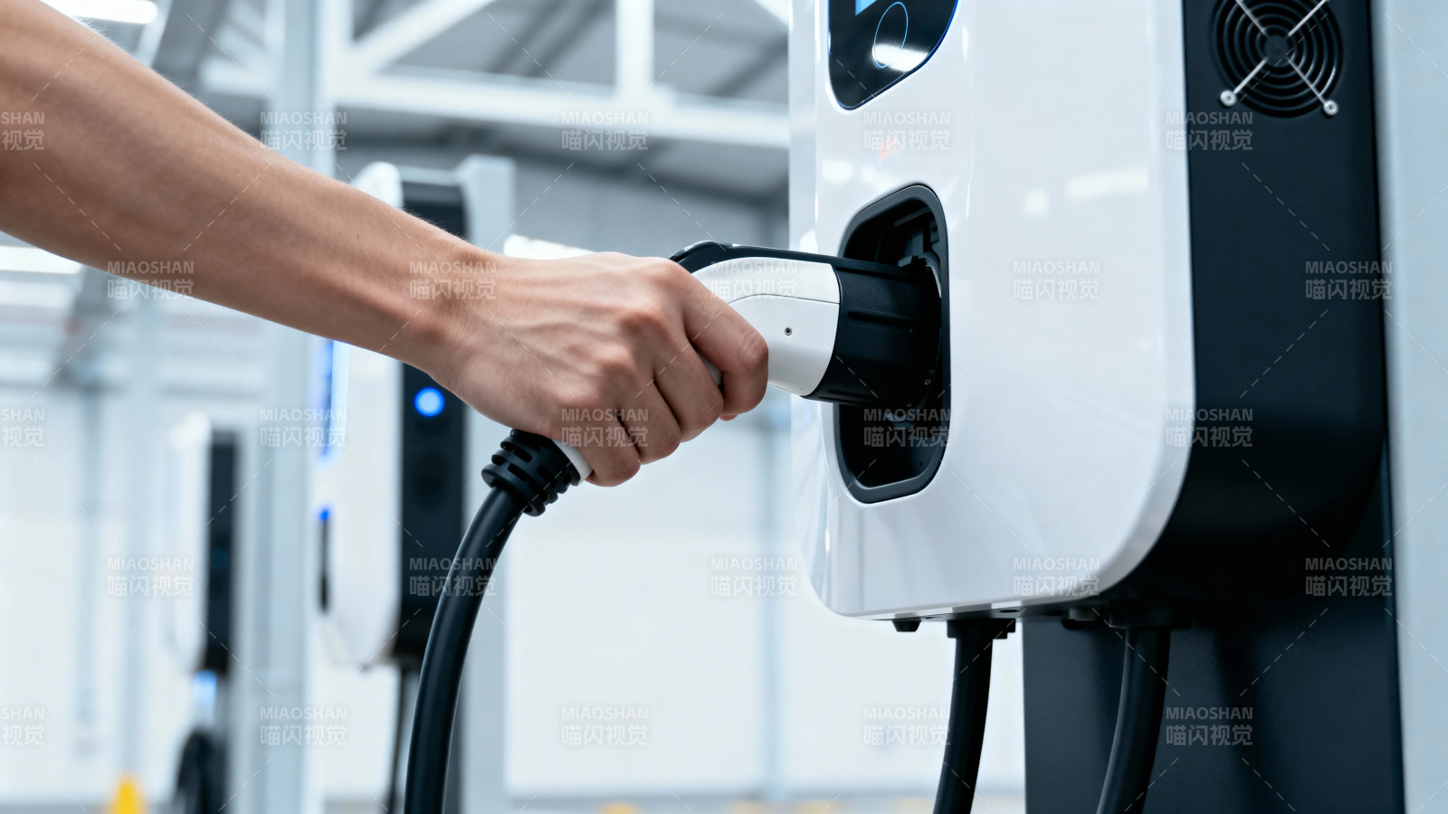 电动车充电中图片