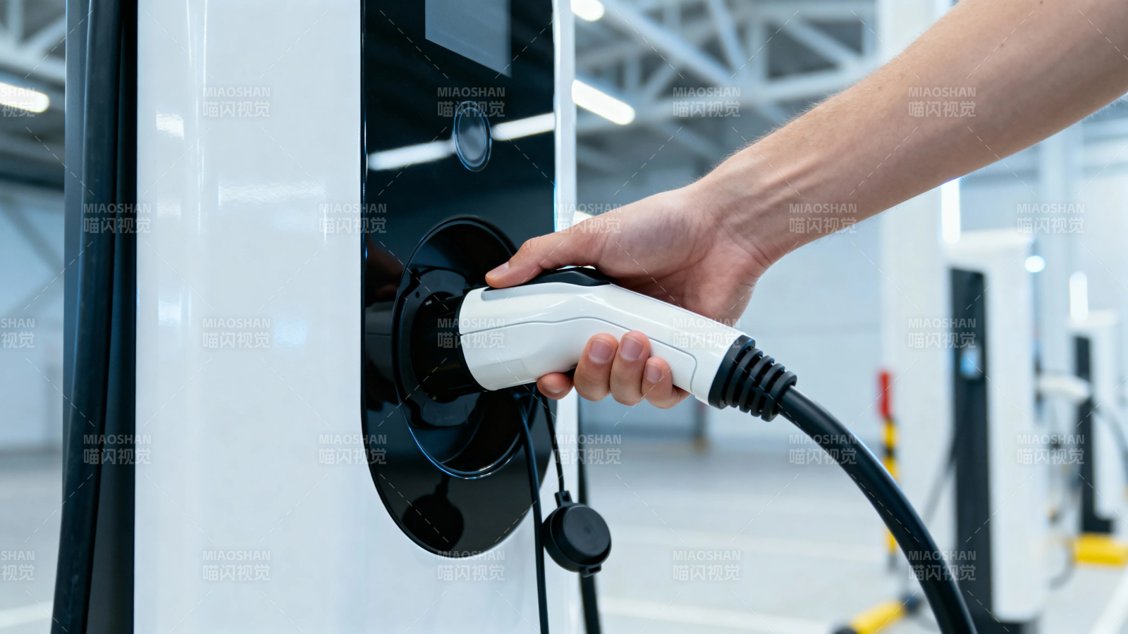 电动车充电中图片