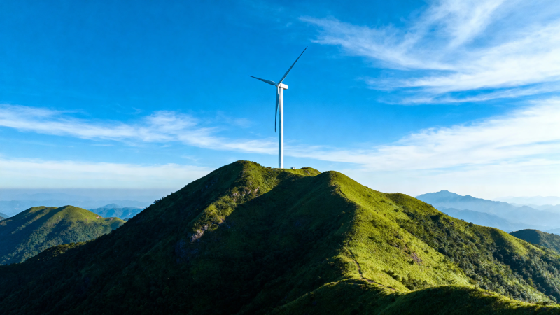 山顶风车映蓝天图片