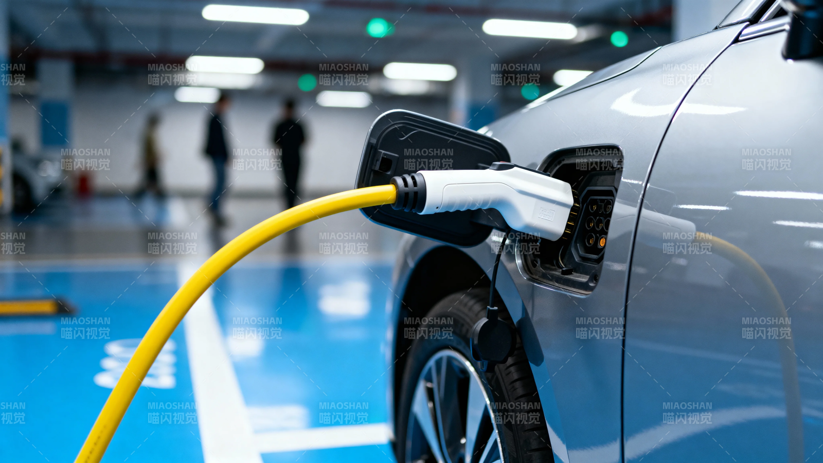 电动车充电中 车库蓝调光影图片