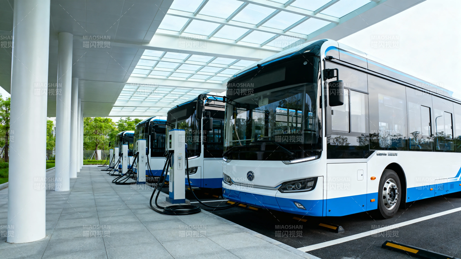 电动公交充电站场景图片