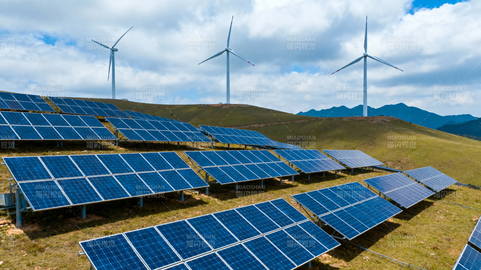 风光互补 绿色能源山巅景图片