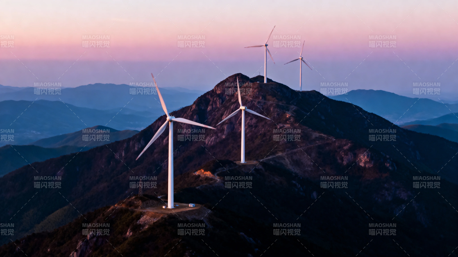 山巅风车迎晚霞图片
