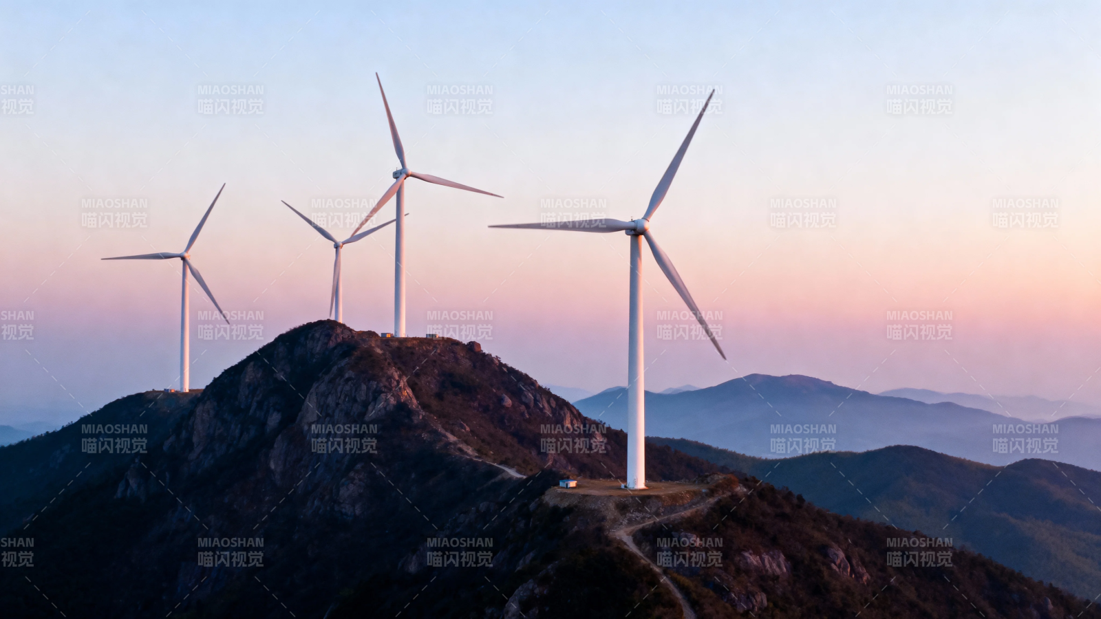 山顶风车迎晚霞图片