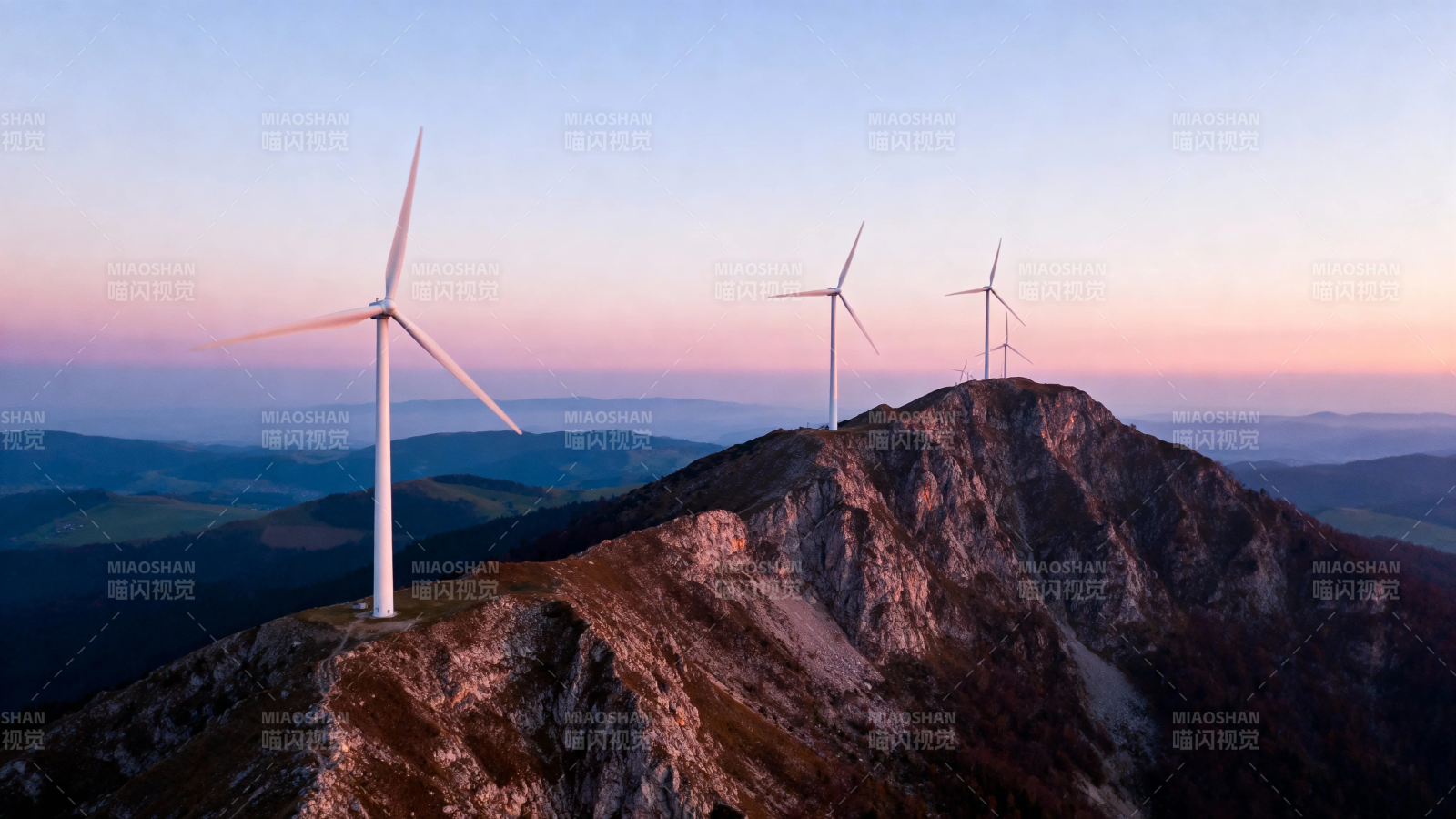 山巅风车映晚霞图片