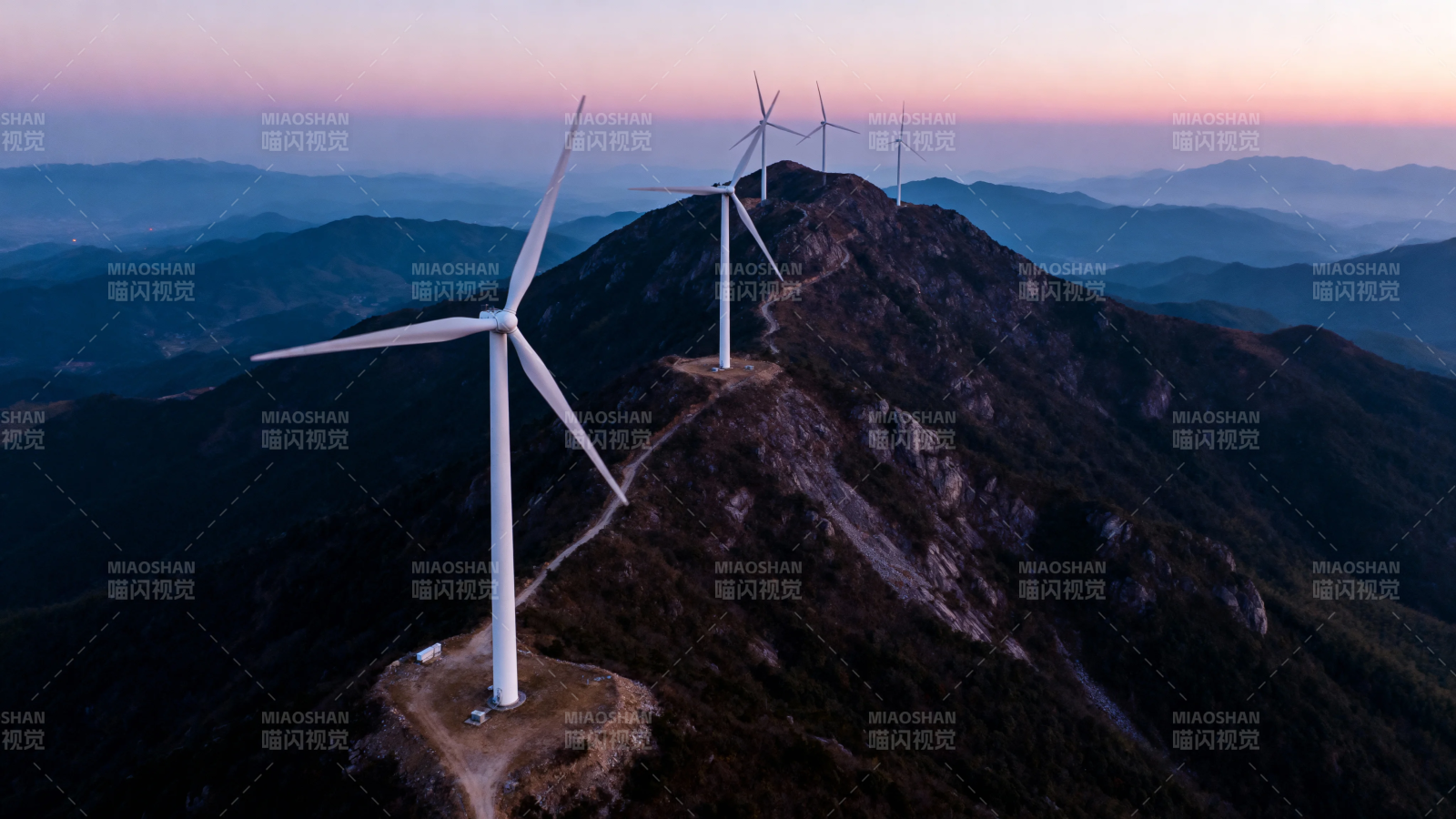 山顶风车迎晚霞图片