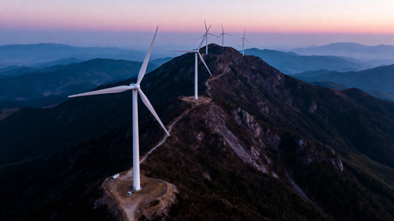山顶风车迎晚霞图片