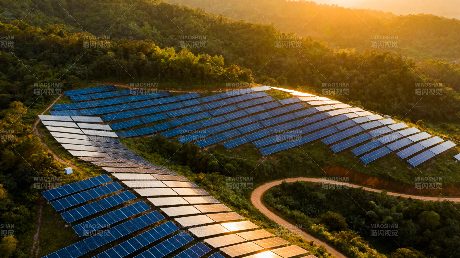 青山映光伏 绿能耀夕阳图片