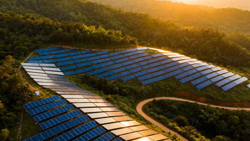 青山映光伏 绿能耀夕阳图片