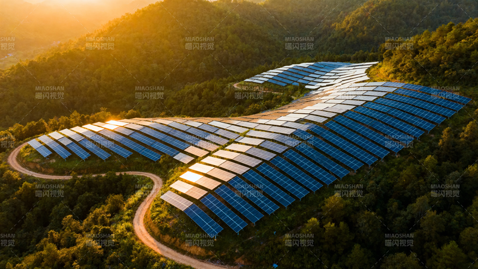 青山绿谷 光伏如龙卧图片