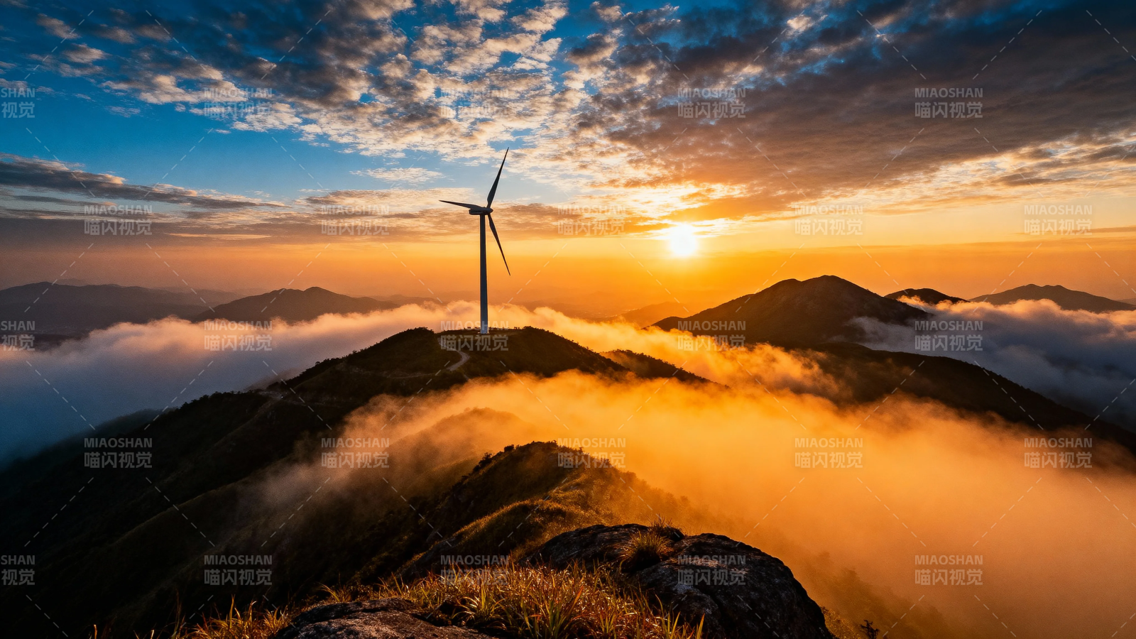 山顶风车迎朝阳图片